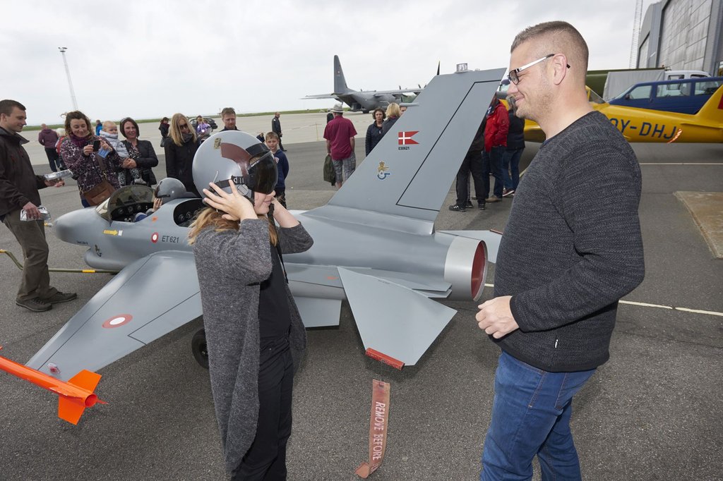 De yngste gæster ved Classic Race Aarhus kan få taget et foto i en mini-F16
(Foto: Royal Danish Air Force)